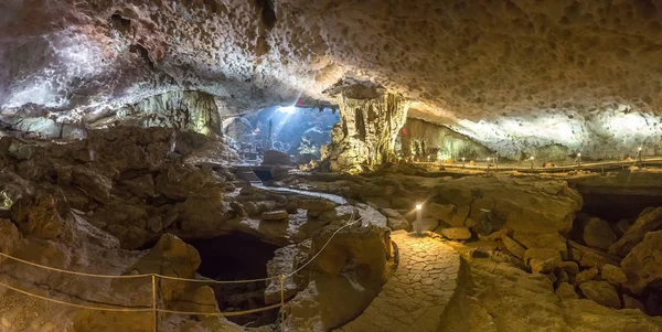 Büyük Panoraması mağara Halon Bay, bir yaz günü Vietnam'da