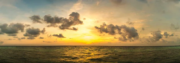 Beau Panorama Coucher Soleil Sur Île Des Maldives Dans Une — Photo