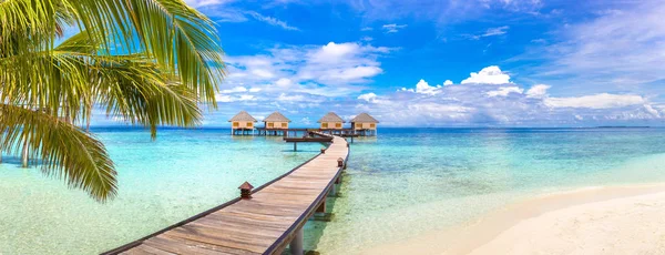 Panorama Water Villas Bungalowy Drewniany Most Tropikalnej Plaży Malediwach Letni — Zdjęcie stockowe