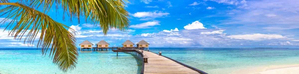 Panorama Water Villas Bungalowy Drewniany Most Tropikalnej Plaży Malediwach Letni — Zdjęcie stockowe