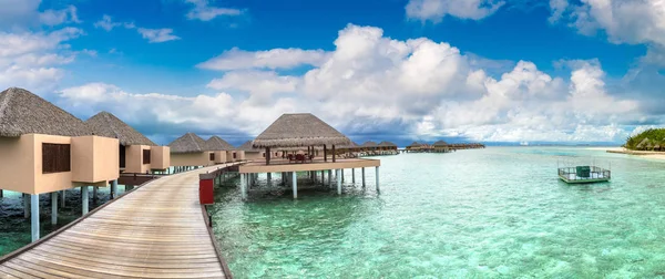 Panorama Water Villas Bungalowy Tropikalnej Plaży Malediwach Letni Dzień — Zdjęcie stockowe