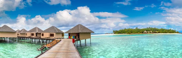 Panorama Water Villas Bungalowy Drewniany Most Tropikalnej Plaży Malediwach Letni — Zdjęcie stockowe