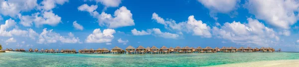 Panorama Delle Ville Acquatiche Bungalow Sulla Spiaggia Tropicale Delle Maldive — Foto Stock