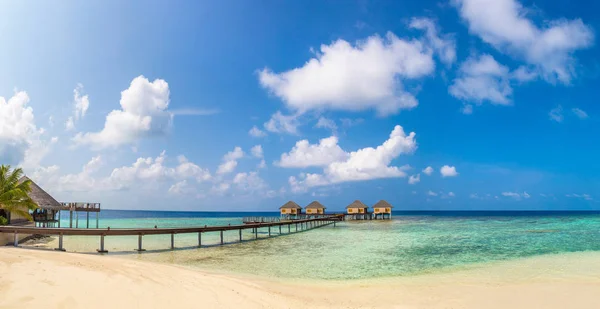 Panorama Villas Acuáticas Bungalows Puente Madera Playa Tropical Las Maldivas —  Fotos de Stock