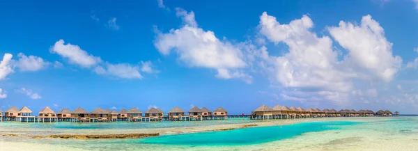 Panorama Water Villas Bungalowy Tropikalnej Plaży Malediwach Letni Dzień — Zdjęcie stockowe
