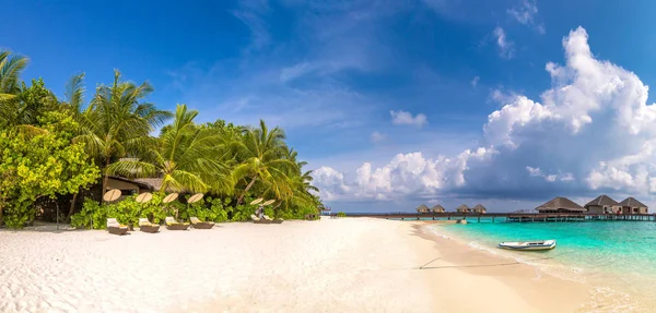 Панорама Деревянного Шезлонга Тропическом Пляже Мальдивах Летний День — стоковое фото