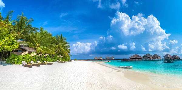 Πανόραμα Της Ξύλινη Ξαπλώστρα Τροπική Παραλία Στις Μαλδίβες Μέρα Του — Φωτογραφία Αρχείου