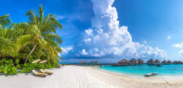 Panorama Der Hölzernen Sonnenliege Tropischen Strand Der Malediven Sommertag — Stockfoto