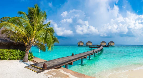 Panorama Water Villas Bungalowy Drewniany Most Tropikalnej Plaży Malediwach Letni — Zdjęcie stockowe