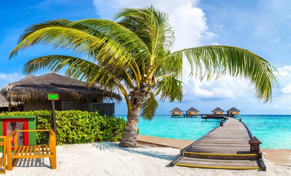 Panorama Von Wasservillen Bungalows Und Holzbrücke Tropischen Strand Der Malediven — Stockfoto