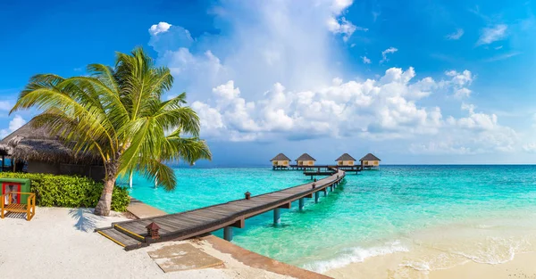 Panorama Von Wasservillen Bungalows Und Holzbrücke Tropischen Strand Der Malediven — Stockfoto