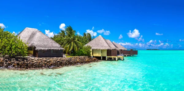 Panorama Moradias Aquáticas Bungalows Praia Tropical Nas Maldivas Dia Verão — Fotografia de Stock