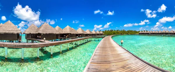 Panorama Von Wasservillen Bungalows Und Holzbrücke Tropischen Strand Der Malediven — Stockfoto