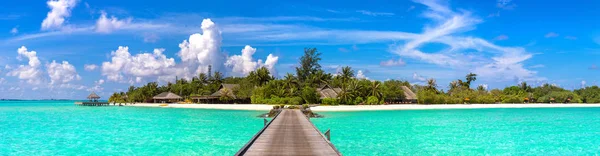 Panorama Vodní Vily Bungalovy Dřevěný Most Tropické Pláži Maledivách Letním — Stock fotografie