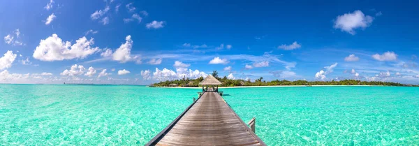 Panorama Water Villas Bungalowy Drewniany Most Tropikalnej Plaży Malediwach Letni — Zdjęcie stockowe