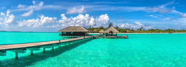 Panorama Von Wasservillen Bungalows Und Holzbrücke Tropischen Strand Der Malediven — Stockfoto