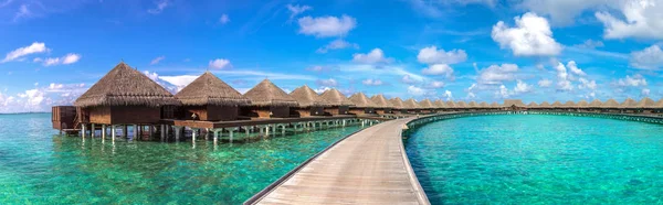 Panorama Moradias Aquáticas Bungalows Praia Tropical Nas Maldivas Dia Verão — Fotografia de Stock