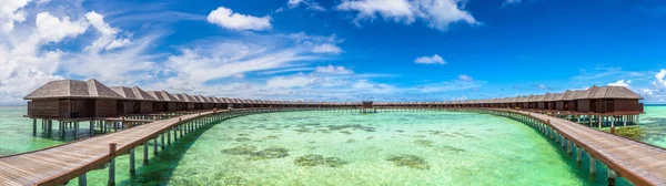 Panorama Moradias Aquáticas Bungalows Praia Tropical Nas Maldivas Dia Verão — Fotografia de Stock