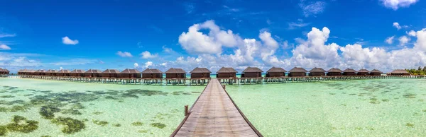 Panorama Delle Ville Acquatiche Bungalow Sulla Spiaggia Tropicale Delle Maldive — Foto Stock