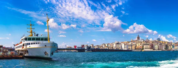 Bir yaz günü yolcu gemisi ve Galata Kulesi ve Istanbul, Türkiye'de Haliç'in Körfez Panoraması