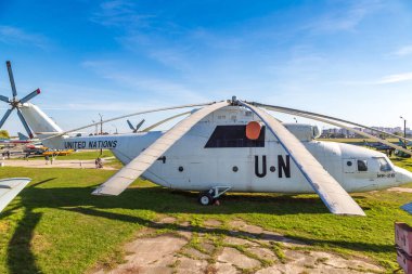 Kiev, Ukrayna - 6 Ekim 2018: Sovyet helikopteri mi-26 renklerde Birleşmiş Milletler Kiev Ulusal Havacılık Müzesi'nde güneşli bir günde Kiev, Ukrayna