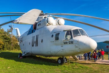 Kiev, Ukrayna - 6 Ekim 2018: Sovyet helikopteri mi-26 renklerde Birleşmiş Milletler Kiev Ulusal Havacılık Müzesi'nde güneşli bir günde Kiev, Ukrayna