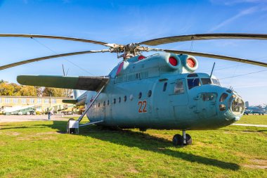 Kiev, Ukrayna - 6 Ekim 2018: Kiev Ulusal Havacılık Müzesi Kiev, Ukrayna Zhulyany Havaalanı yanındaki güneşli bir günde helikoptere