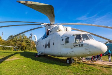 Kiev, Ukrayna - 6 Ekim 2018: Sovyet helikopteri mi-26 renklerde Birleşmiş Milletler Kiev Ulusal Havacılık Müzesi'nde güneşli bir günde Kiev, Ukrayna