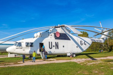 Kiev, Ukrayna - 6 Ekim 2018: Sovyet helikopteri mi-26 renklerde Birleşmiş Milletler Kiev Ulusal Havacılık Müzesi'nde güneşli bir günde Kiev, Ukrayna