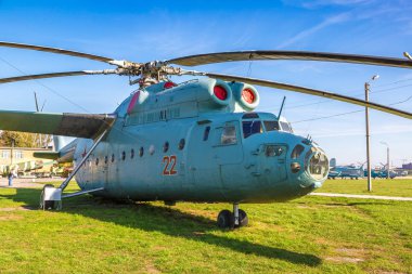 Kiev, Ukrayna - 6 Ekim 2018: Kiev Ulusal Havacılık Müzesi Kiev, Ukrayna Zhulyany Havaalanı yanındaki güneşli bir günde helikoptere