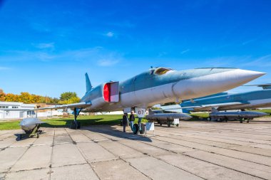 Kiev, Ukrayna - 6 Ekim 2018: Kiev Ulusal Havacılık Müzesi, Kiev, Ukrayna Zhulyany Havaalanı yanındaki güneşli bir askeri uçak