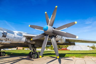 Kiev, Ukrayna - 6 Ekim 2018: Tu 95 - Kiev Ulusal Havacılık Müzesi Kiev, Ukrayna Zhulyany Havaalanı yanındaki güneşli bir günde Tupolev bombacı
