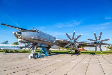 Kiev, Ukrayna - 6 Ekim 2018: Tu 95 - Kiev Ulusal Havacılık Müzesi Kiev, Ukrayna Zhulyany Havaalanı yanındaki güneşli bir günde Tupolev bombacı
