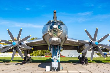 Kiev, Ukrayna - 6 Ekim 2018: Tu 95 - Kiev Ulusal Havacılık Müzesi Kiev, Ukrayna Zhulyany Havaalanı yanındaki güneşli bir günde Tupolev bombacı
