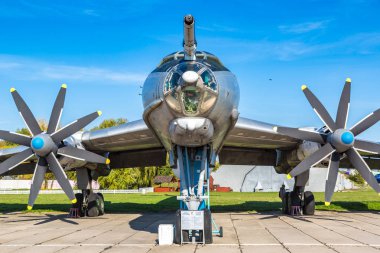 Kiev, Ukrayna - 6 Ekim 2018: Tu 95 - Kiev Ulusal Havacılık Müzesi Kiev, Ukrayna Zhulyany Havaalanı yanındaki güneşli bir günde Tupolev bombacı