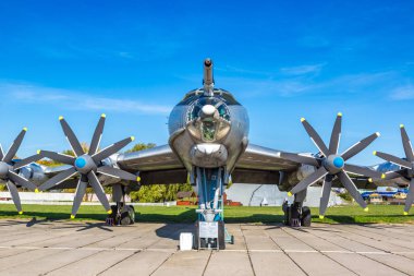 Kiev, Ukrayna - 6 Ekim 2018: Tu 95 - Kiev Ulusal Havacılık Müzesi Kiev, Ukrayna Zhulyany Havaalanı yanındaki güneşli bir günde Tupolev bombacı