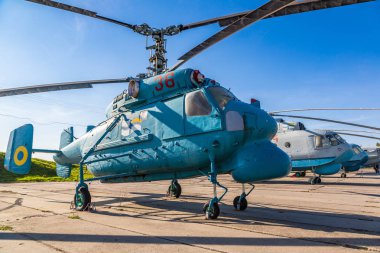 Kiev, Ukrayna - 6 Ekim 2018: Kiev Ulusal Havacılık Müzesi Kiev, Ukrayna Zhulyany Havaalanı yanındaki güneşli bir günde helikoptere