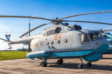 Kiev, Ukrayna - 6 Ekim 2018: Kiev Ulusal Havacılık Müzesi Kiev, Ukrayna Zhulyany Havaalanı yanındaki güneşli bir günde helikoptere