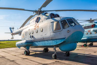 Kiev, Ukrayna - 6 Ekim 2018: Kiev Ulusal Havacılık Müzesi Kiev, Ukrayna Zhulyany Havaalanı yanındaki güneşli bir günde helikoptere
