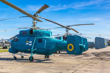Kiev, Ukrayna - 6 Ekim 2018: Kiev Ulusal Havacılık Müzesi Kiev, Ukrayna Zhulyany Havaalanı yanındaki güneşli bir günde helikoptere