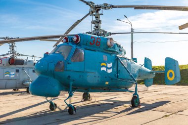 Kiev, Ukrayna - 6 Ekim 2018: Kiev Ulusal Havacılık Müzesi Kiev, Ukrayna Zhulyany Havaalanı yanındaki güneşli bir günde helikoptere