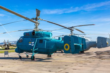 Kiev, Ukrayna - 6 Ekim 2018: Kiev Ulusal Havacılık Müzesi Kiev, Ukrayna Zhulyany Havaalanı yanındaki güneşli bir günde helikoptere
