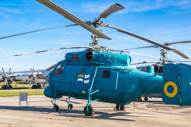 Kiev, Ukrayna - 6 Ekim 2018: Kiev Ulusal Havacılık Müzesi Kiev, Ukrayna Zhulyany Havaalanı yanındaki güneşli bir günde helikoptere