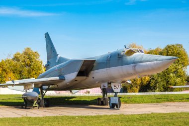 Kiev, Ukrayna - 6 Ekim 2018: Kiev Ulusal Havacılık Müzesi, Kiev, Ukrayna Zhulyany Havaalanı yanındaki güneşli bir askeri uçak
