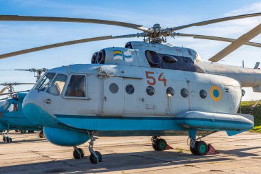 Kiev, Ukrayna - 6 Ekim 2018: Kiev Ulusal Havacılık Müzesi Kiev, Ukrayna Zhulyany Havaalanı yanındaki güneşli bir günde helikoptere