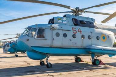Kiev, Ukrayna - 6 Ekim 2018: Kiev Ulusal Havacılık Müzesi Kiev, Ukrayna Zhulyany Havaalanı yanındaki güneşli bir günde helikoptere