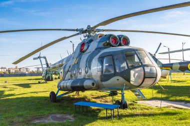 Kiev, Ukrayna - 6 Ekim 2018: Kiev Ulusal Havacılık Müzesi Kiev, Ukrayna Zhulyany Havaalanı yanındaki güneşli bir günde helikoptere