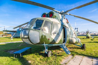 Kiev, Ukrayna - 6 Ekim 2018: Kiev Ulusal Havacılık Müzesi Kiev, Ukrayna Zhulyany Havaalanı yanındaki güneşli bir günde helikoptere