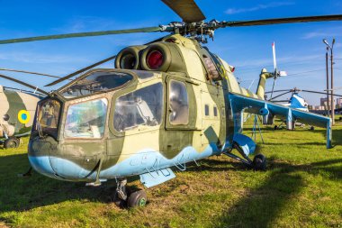 Kiev, Ukrayna - 6 Ekim 2018: Kiev Ulusal Havacılık Müzesi Kiev, Ukrayna Zhulyany Havaalanı yanındaki güneşli bir günde helikoptere