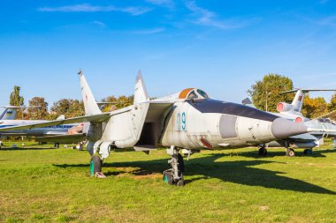 Kiev, Ukrayna - 6 Ekim 2018: Kiev Ulusal Havacılık Müzesi, Kiev, Ukrayna Zhulyany Havaalanı yanındaki güneşli bir askeri uçak